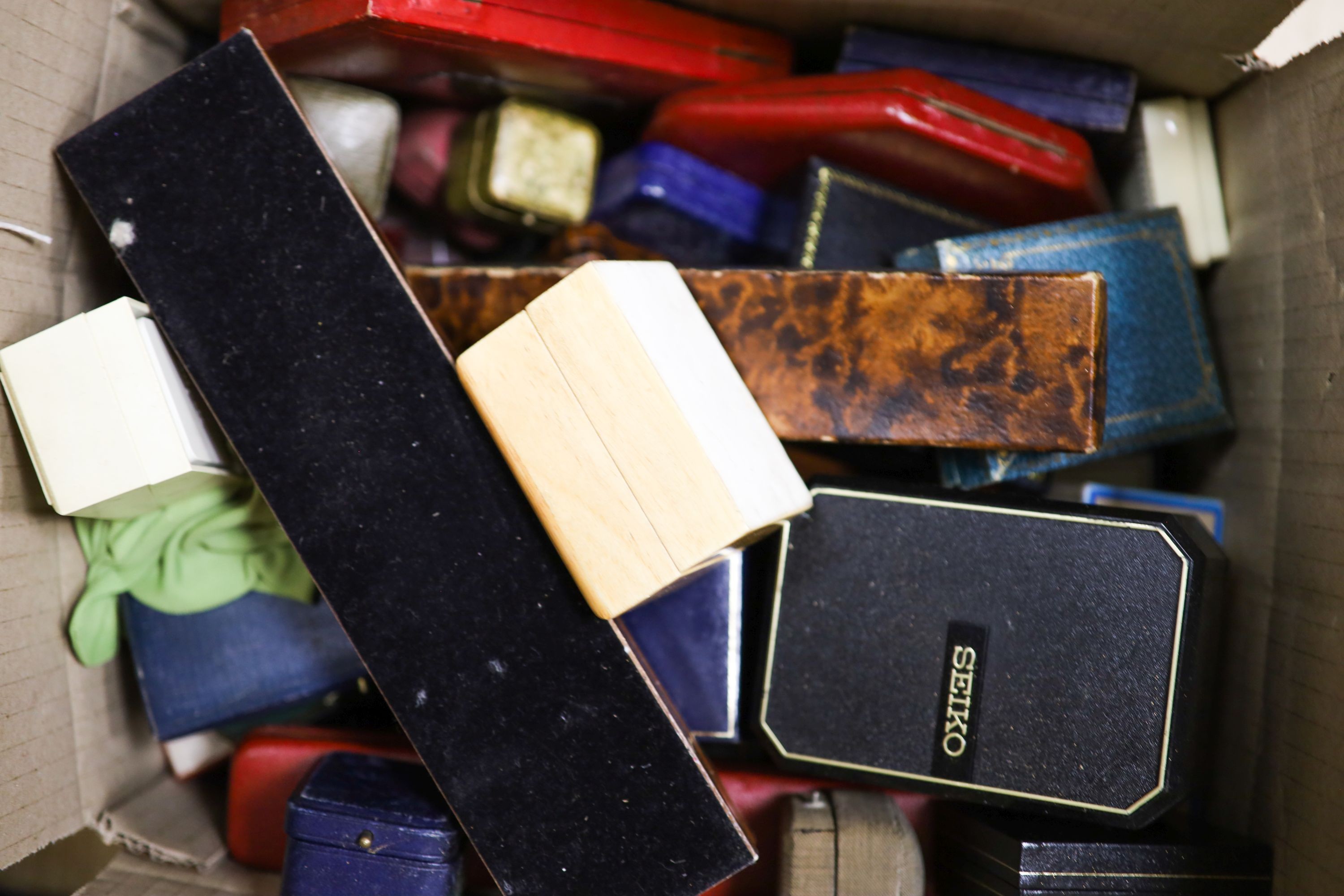 A quantity of assorted jewellery boxes.